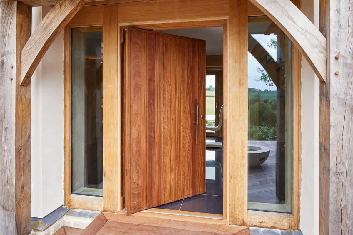  تركيب أبواب خشبية ضد السرقة لتأمين المنازل 